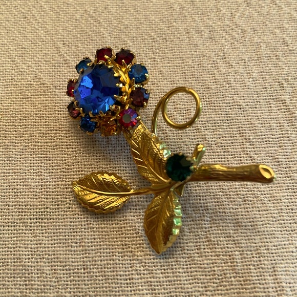 Rhinestone multicolor Flower Pin in Gold-tone setting unused condition - Picture 5 of 11